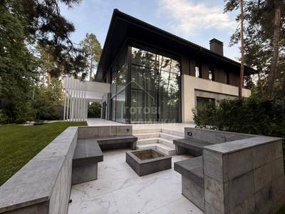 Будинок 520 м² у Плюти